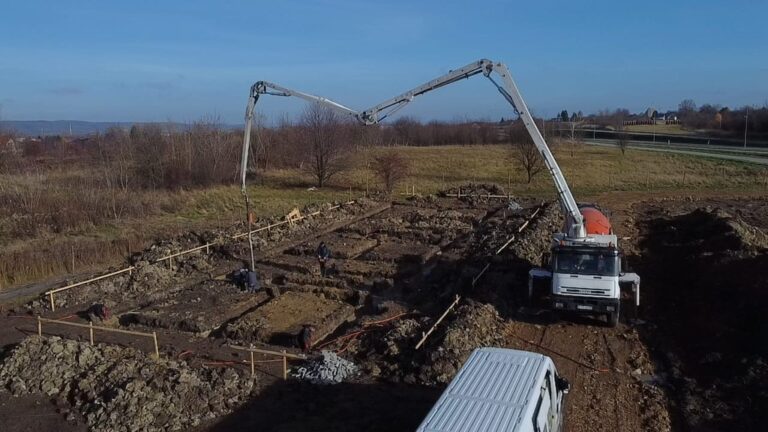 Wylewanie betonu na fundamenty